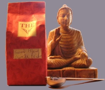 sachet de thé parfumé à la groseille et à la pêche, cuillère à thé, statue indienne en méditation - photo js droits réservés